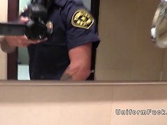 Busty in Strumpfhose fucking gefälschte Cop