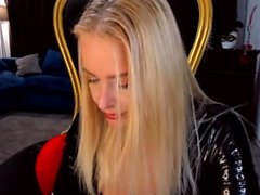 Webcam busty blondi, joka on katettu öljyn peräaukon masturboinnilla