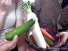 Japanischen Pussy fickte with vegetables In