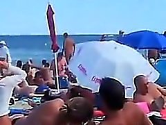 Свингеров веселиться на открытом воздухе в пляжном