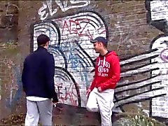 Two parejas y sus zapatos de gimnasia .