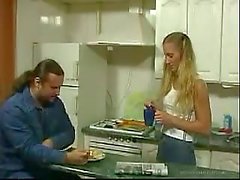 Телосложение Аппетитный Daughter обольстить Старый человек в кухне