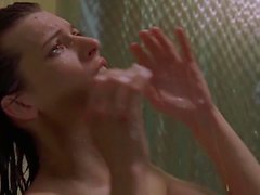 Milla Jovovich erhält der Dusche geküsst