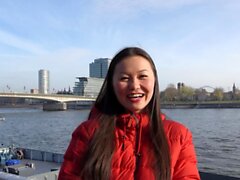 Scout allemand - Girl asiatique Luna ramasser et baiser à Cologne