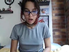 teen camie fingering herself on live webcam