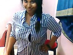 Indian sexy tamil girl exposing her sexy big booby body in