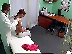 Bellissima paziente scopata dal il medico in ospedale finta