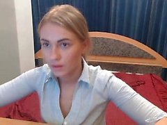 Phoebe adorable teen blonde jouant la chatte avec un vibromasseur