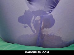 DadCrush Seksi Üvey kız Cum All Over alır