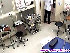Chaudasses asiatique deviennent nu au bureau de médecins
