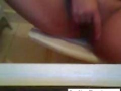 Mamie masturbant sa chatte dans la de toilette webcam la plus