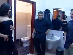 Orgy в баре DP в санузле & горячая брюнетка трахают в задницу